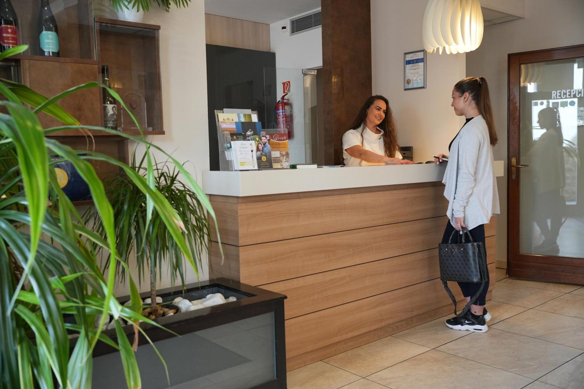 Imola Udvarhaz Dessert Hotel Eger Extérieur photo